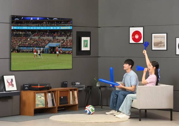 삼성전자 모델이 'AI 축구 모드'가 적용된 2026년형 '더 프레임 프로' TV로 축구 경기를 시청하고 있다. 삼성전자 제공