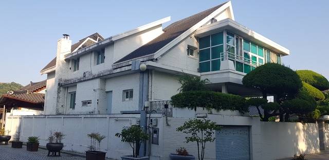 전주 한옥마을 안에 자리잡은 하얀양옥집 전경. /전북특별자치도문화관광재단 제공