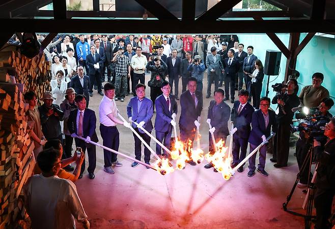 '2026 울산옹기축제'가 지난 1일부터 3일까지 울산 울주군 외고산 옹기마을 일원에서 개최된 가운데 이순걸 울주군수. 최영길 울주군의회 의장, 서남교 울산시 행정부시장, 천창수 울산 교육감, 서범수 국회의원 등이 축제의 시작을 알리는 옹기 가마 점화식을 하고 있다. 이수화 기자