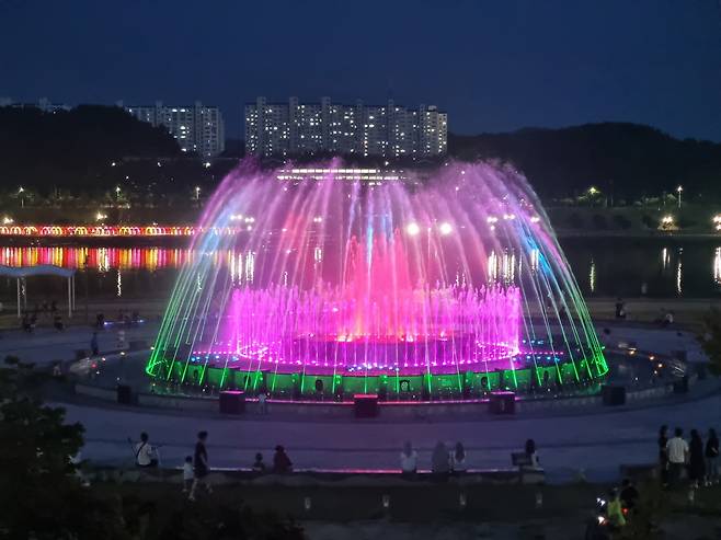 야간 조명과 음악에 맞춰 물줄기를 뿜어내는 낙동강 음악분수 모습. /안동시 제공