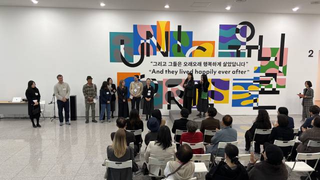 부산현대미술관 전시실 2, 3과 극장 을숙(지하 1층)에서 오는 7월 19일까지 열리는 '코뿔소와 유니콘' 전시 참여 작가들. 김은영 기자 key66@