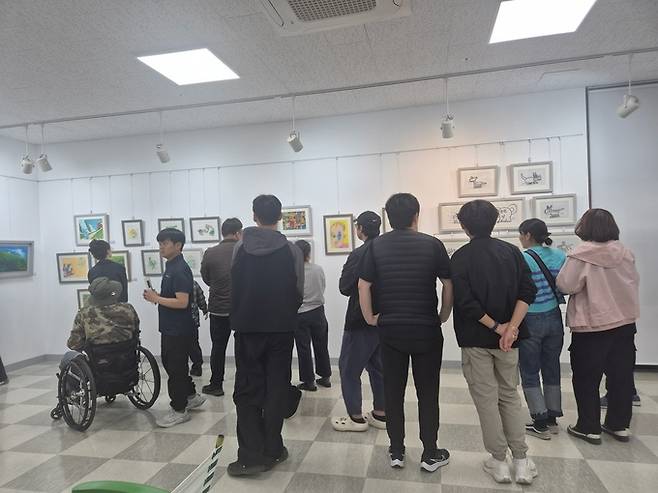 ▲ 주민과 관광객들이 누정갤러리에 전시된 작품들을 관람하고 있다. 봉화정자문화생활관 제공