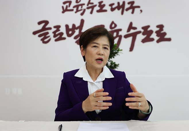 ▲ 강은희 대구시교육감 예비후보가 29일 대구 달서구 두류네거리 선거사무소에서 경북일보TV '만나GO'에 출연하고 있다. 권남인 기자 kni@kyongbuk.com