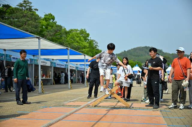 2026 영주 한국선비문화축제에서 관람객이 줄타기 체험을 하고 있다.영주시제공