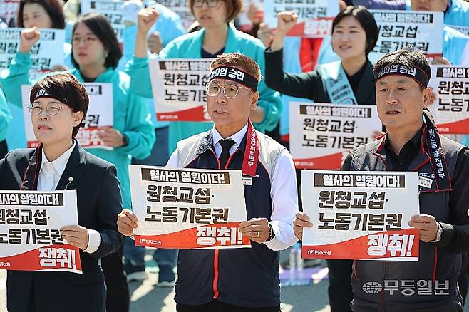 이종욱 진보당 통합특별시장 후보(가운데)와 전종덕 진보당 국회의원(왼쪽), 이병용 민주노총 전남본부장이 지난 1일 광주시청 앞에서 열린 ‘2026 세계노동절 전남광주대회’에서 노동기본권 쟁취를 위해 목소리를 내고 있다. /진보당 광주시당 제공