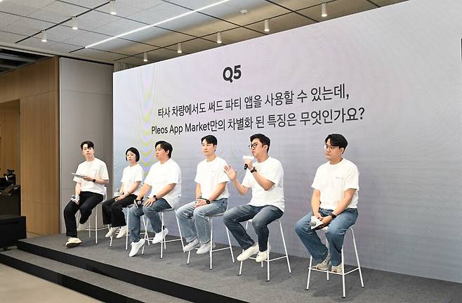 '플레오스&nbsp;커넥트&nbsp;미디어&nbsp;데이'에서&nbsp;Q&A&nbsp;세션을&nbsp;진행하는&nbsp;모습. (좌측부터) 류권우 현대차·기아 매니저,&nbsp;윤한나&nbsp;연구원,&nbsp;이승재&nbsp;책임연구원,&nbsp;김창섭&nbsp;책임연구원,&nbsp;42dot&nbsp;윤치형&nbsp;TL,&nbsp;이종호&nbsp;GL이 질의 응답을 하고 있다./현대차그룹&nbsp;