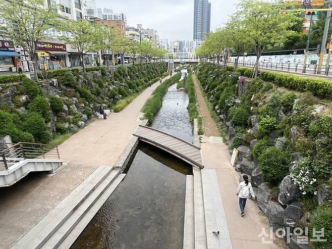 e편한세상 부천 어반스퀘어 심곡천 산책로. [사진=서종규 기자]