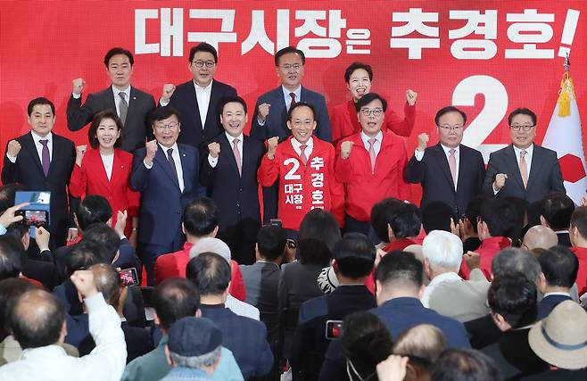 3일 오후 대구 수성구에서 열린 추경호 국민의힘 대구시장 후보 사무소 개소식 모습. 장동혁 대표, 송원석 원내대표 등 당 지도부가 총출동했고 이명박 전 대통령까지 영상 메시지를 보냈다.
뉴스1