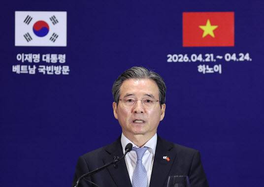 김용범 정책실장이 23일(현지시간) 베트남 하노이의 한 호텔에 마련된 한국프레스센터에서 한-베트남 비즈니스 포럼 관련 브리핑을 하고 있다. (사진=연합뉴스)