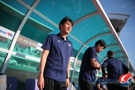 안양에서 지도자로 함께했던 이영민 감독(왼쪽)과 유병훈 감독(오른쪽)(한국프로축구연맹 제공)