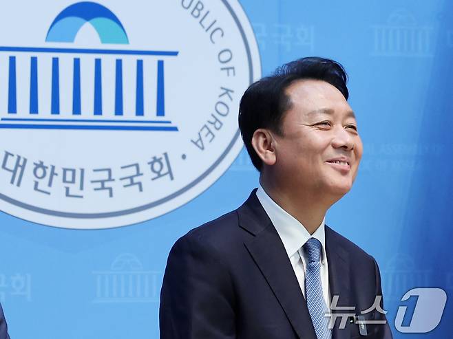 이광재 전 강원지사가 지난달 30일 서울 여의도 국회에서 경기 하남갑 국회의원 보궐선거 출마 선언을 위해 발걸음을 옮기고 있다. 2026.4.30 ⓒ 뉴스1 황기선 기자