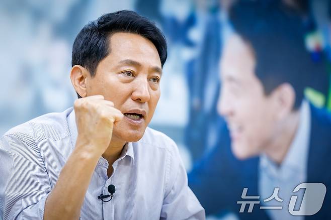 오세훈 국민의힘 서울시장 후보가 1일 서울 종로구 캠프에서 뉴스1과 인터뷰를 하고 있다. ⓒ 뉴스1 안은나 기자