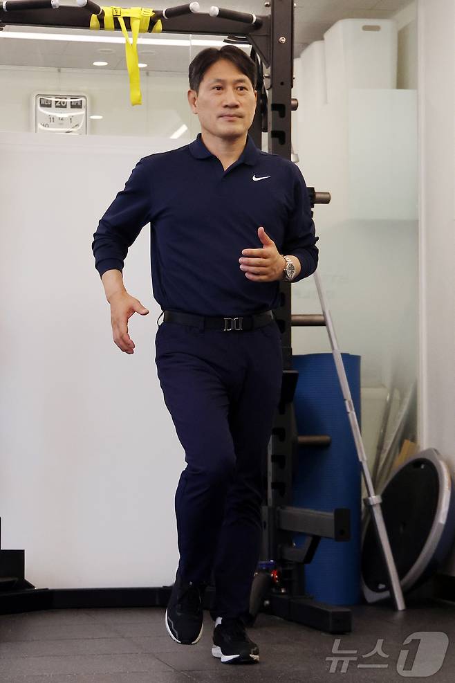 스포츠의학 박사이자 퍼스널 트레이너(PT) 김병곤 박사가 서울 성동구 K 헬스케어 & 퍼포먼스 연구소에서 뉴스1과 100세 운동법 '슬로 조깅'을 시연하고 있다. 2026.4.21 ⓒ 뉴스1 김진환 기자