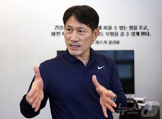 스포츠의학 박사이자 퍼스널 트레이너(PT) 김병곤 박사가 서울 성동구 K 헬스케어 & 퍼포먼스 연구소에서 뉴스1과 100세 운동법 '슬로 조깅'에 대해 설명하고 있다. 2026.4.21 ⓒ 뉴스1 김진환 기자
