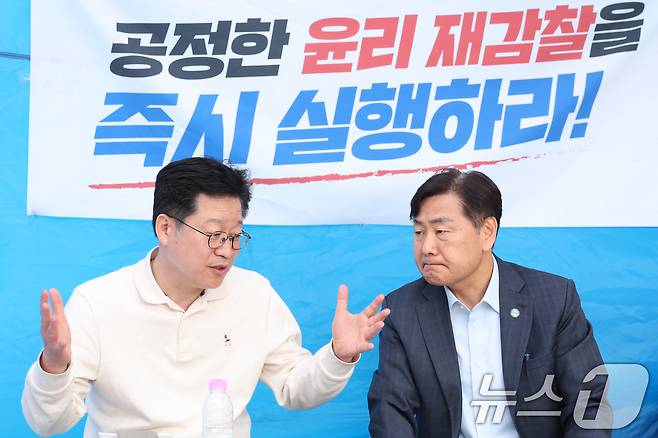 6·3 지방선거 더불어민주당 전북지사 경선에서 낙마한 안호영 더불어민주당 의원(왼쪽)이 13일 오전 서울 여의도 국회 본관 앞에 마련된 단식 농성장에서 김관영 전북지사를 접견하고 있다. 2026.4.13 ⓒ 뉴스1 신웅수 기자