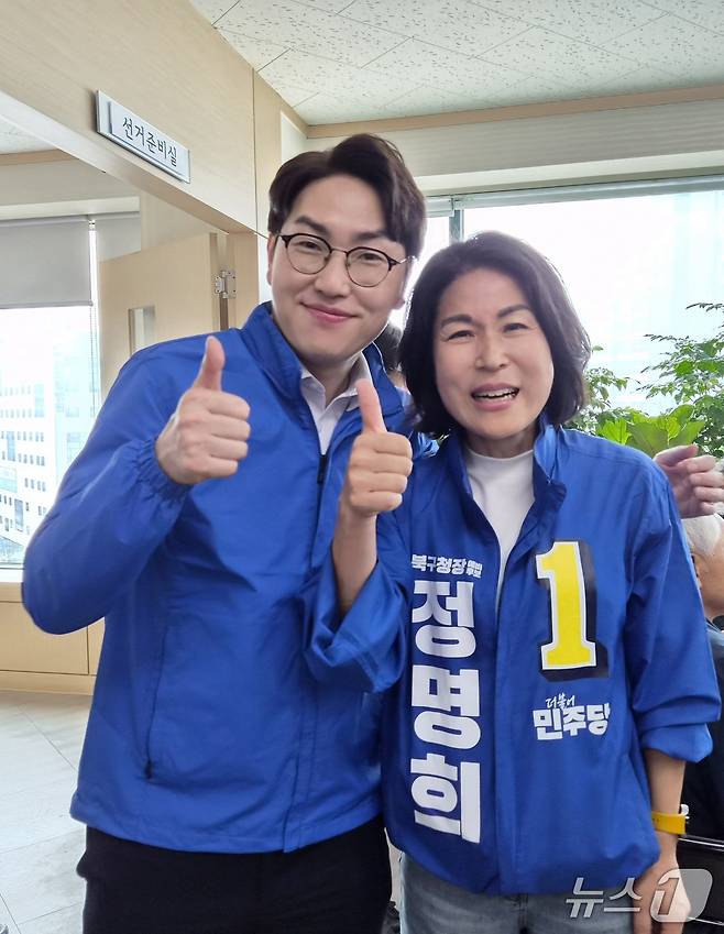 하정우 전 청와대 AI미래기획수석(왼쪽)이 지난 2일 정명희 부산 북구청장 예비후보 선거사무소 개소식에 참석 모습. 2026.5.2/뉴스1 ⓒ News1 임순택 기자