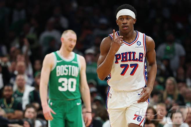 NBA 필라델피아 세븐티식서스가 3일(한국시간) 열린 2025-26 동부 콘퍼런스 플레이오프 1라운드 7차전에서 보스턴 셀틱스에 109-100으로 이겼다. ⓒ AFP=뉴스1