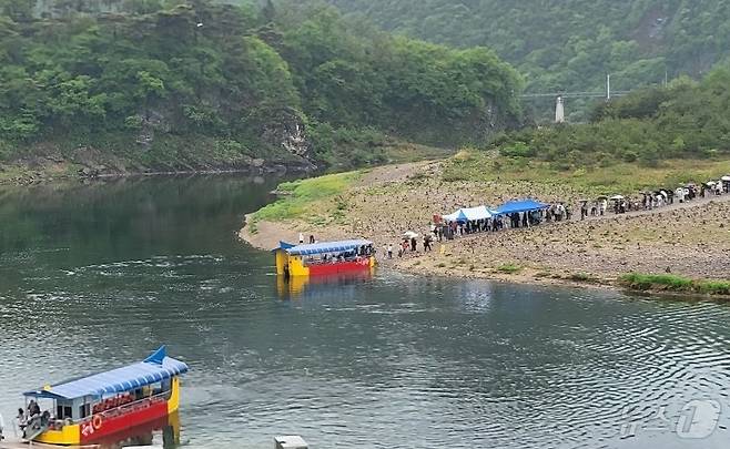 조선 6대 임금 단종을 다룬 영화 '왕과 사는 남자'(왕사남)가 1670만여 누적 관객을 동원하면서 흥행한 가운데, 5월 첫 일요일인 3일 단종 유배지였던 강원 영월군 청령포도 몰려든 여행객들로 인기를 끌고 있다. 이곳 여행객들은 이날 비 날씨에도 우산을 들고 청령포에서 배를 타기 위해 대기하는 모습을 보여줬다. 2026.5.3 ⓒ 뉴스1 신관호 기자