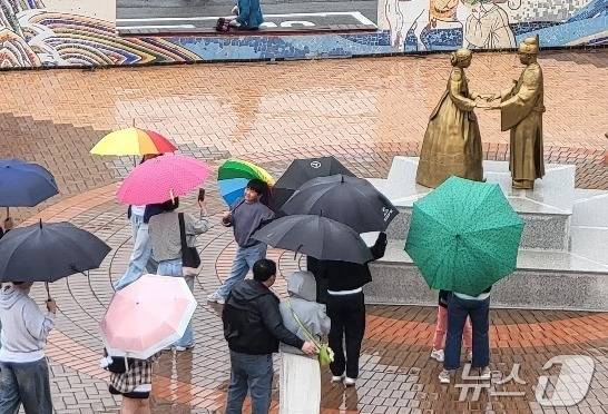 조선 6대 임금 단종을 다룬 영화 '왕과 사는 남자(왕사남)가 1670만여 누적 관객을 동원하면서 흥행한 가운데, 5월 첫 일요일인 3일 단종 유배지였던 강원 영월군 청령포 주변에 있는 '천상재회' 동상에 여행객들이 몰려들고 있다. 동상은 조선 6대 임금 단종과 그의 왕비 정순왕후의 사랑이야기를 소개하고 있는데, 여행객들은 이날 비 날씨에도 우산을 들고 이곳을 찾았다. 2026.5.3 ⓒ 뉴스1 신관호 기자