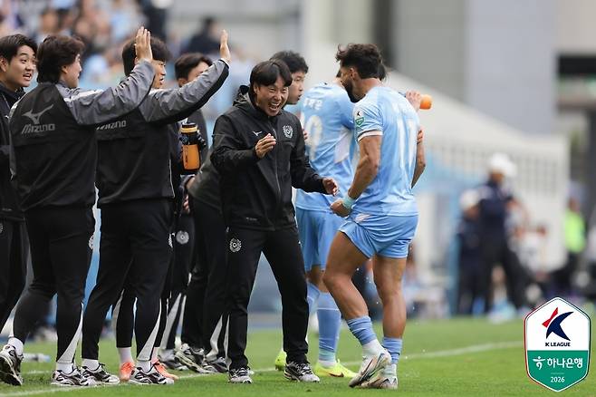 최성용 대구FC 감독과 세징야가 3일 경남FC와 홈 경기에서 득점 후 기뻐하고 있다. (한국프로축구연맹 제공)