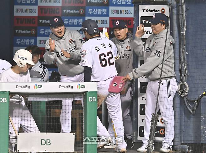 두산 안재석이 29일 서울 잠실구장에서 열린 2026 KBO리그 삼성전 7회 중월홈런을 날린 후 김원형 감독과 하이파이브를 하고 있다. 잠실 | 최승섭 기자 thunder@sportsseoul.com