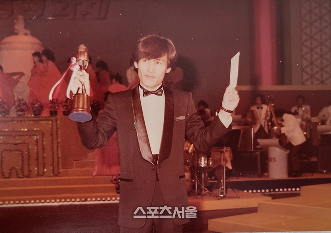 제19회 대종상영화제 故 안성기의 첫 남우주연상. 사진| 아내 오소영 씨 제공
