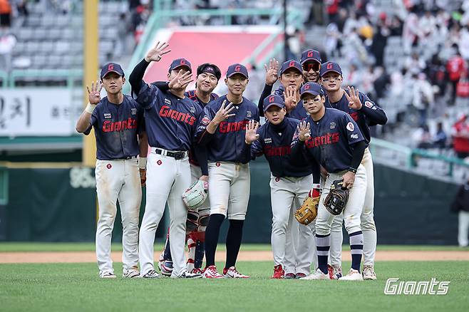 롯데 선수단이 3일 인천SSG랜더스필드에서 열린 2026 KBO리그 SSG전에서 스윕승을 거둔 뒤 기념촬영하고 있다. 사진 | 롯데 자이언츠