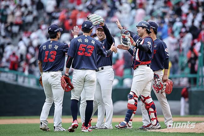 롯데 선수단이 3일 인천SSG랜더스필드에서 열린 2026 KBO리그 SSG전에서 스윕승을 거둔 뒤 기뻐하고 있다. 사진 | 롯데 자이언츠