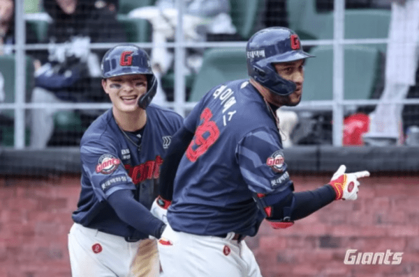 3일 롯데가 인천 SSG랜더스필드에서 열린 원정 경기에서 SSG를 5-2로 꺾고 시리즈 스윕을 완성했다.(롯데 빅터 레이예스가 역전 홈런을 치고 그라운드를 돌고 있다). /사진=롯데자이언츠