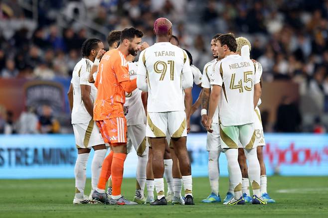 SAN DIEGO, CALIFORNIA - MAY 02: Players of Los Angeles FC dorm a huddle during the MLS match between San Diego FC and Los Angeles Football Club at Snapdragon Stadium on May 02, 2026 in San Diego, California. Luiza Moraes/Getty Images/AFP (Photo by Luiza Moraes / GETTY IMAGES NORTH AMERICA / Getty Images via AFP)
<저작권자(c) 연합뉴스, 무단 전재-재배포, AI 학습 및 활용 금지>