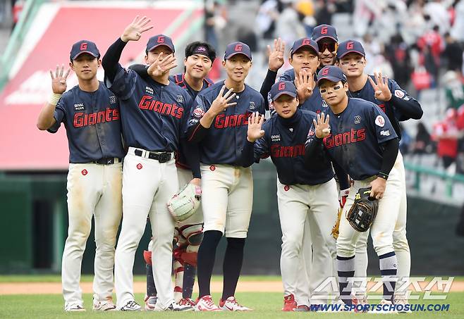 3일 인천 SSG랜더스필드에서 열린 롯데-SSG전. 롯데가 5대2 역전승을 거두며 시리즈 3연전을 싹쓸이, 4연승을 달렸다. 선수들이 승리 기념 사진을 찍고 있다. 정재근 기자 cjg@sportschosun.com/2026.5.3/