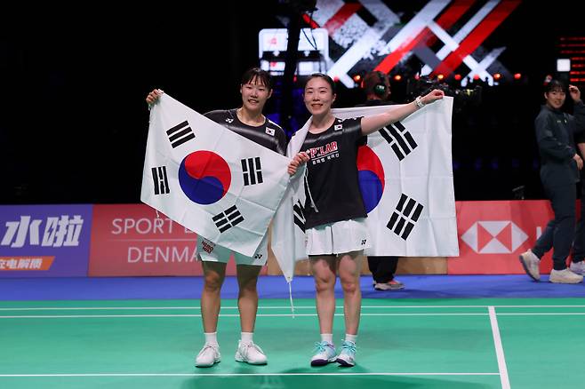 (260503) -- HORSENS, May 3, 2026 (Xinhua) -- Baek Ha Na (L)/Kim Hye Jeong of South Korea celebrate after winning the doubles match against Jia Yifan/Zhang Shuxian of China during the finals between China and South Korea at the BWF Uber Cup badminton women's team championship in Horsens, Denmark, on May 3, 2026. (Xinhua/Wu Huiwo)<저작권자(c) 연합뉴스, 무단 전재-재배포, AI 학습 및 활용 금지>