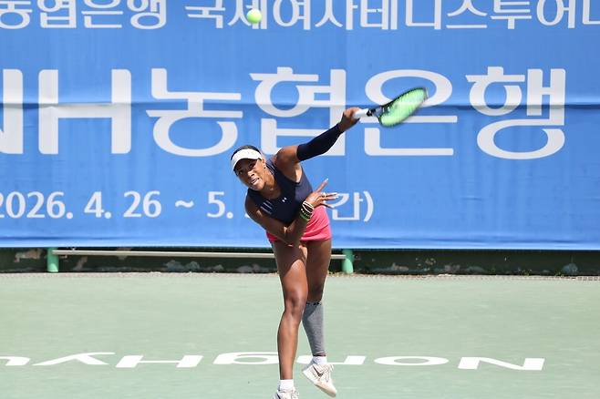 NH농협은행 국제여자테니스투어에서 백다연과 복식 우승을 차지한 재다 다니엘. 높은 타점과 긴 리치를 앞세운 공격 테니스로 '제2의 비너스 윌리엄스'를 떠올리게 했다.