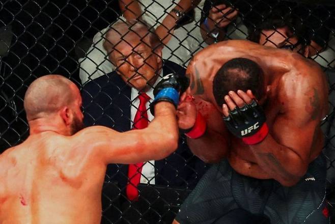 도널드 트럼프 미국 대통령이 플로리다주 마이애미 카세야 센터에서 열린 UFC 327 경기를 보고 있다. 로이터연합뉴스
