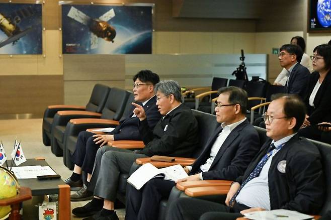 김이탁 국토교통부 1차관이 3일 대전 한국항공우주연구원 위성종합관제실에서 국토위성 2호 발사 실황과 초기 관제 상황을 점검하고 있다. 국토교통부