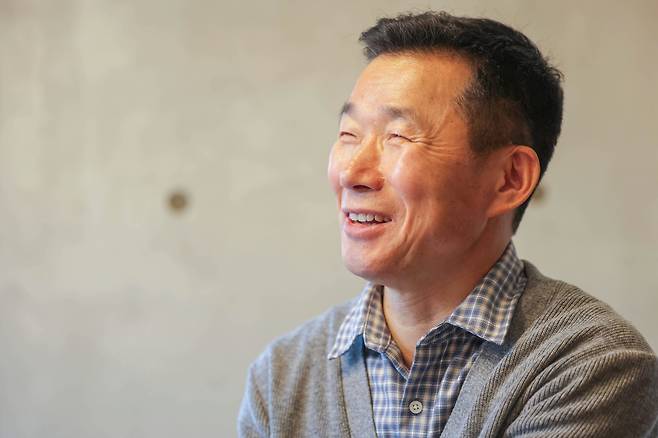 동물원 밖에서는 농부가 되는 강철원 사육사가 본지와 인터뷰하다 환하게 웃었다. /장련성 기자