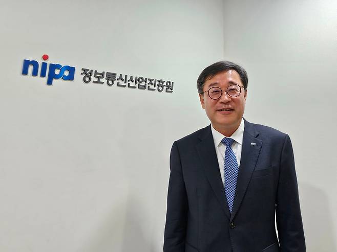 박윤규 정보통신산업진흥원(NIPA) 원장이 지난달 8일 조선비즈와 인터뷰하며 포즈를 취하고 있다./안상희 기자