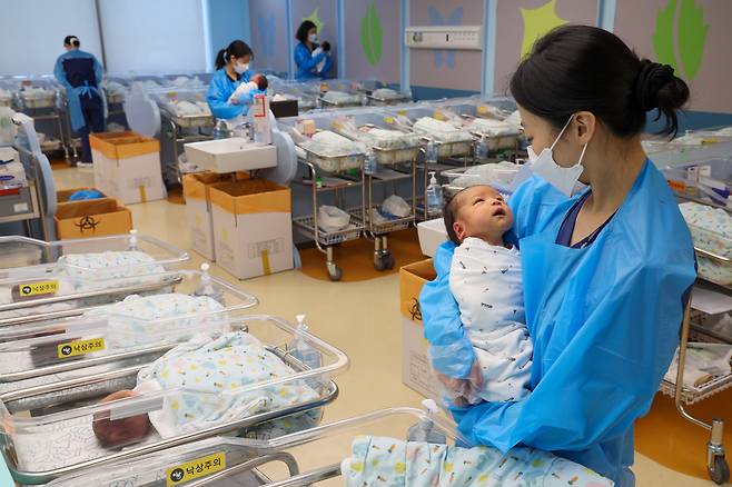 지난달 22일 경기 고양시 차의과학대학교 일산차병원 신생아실에서 간호사들이 신생아를 돌보고 있다. /뉴스1