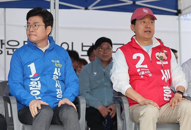 정원오 더불어민주당 서울시장 후보(왼쪽)와 오세훈 국민의힘 서울시장 후보가 3일 오전 서울 용산구 효창운동장에서 열린 제44회 서울특별시장기 축구대회 개회식에서 서로 다른 곳을 바라보며 생각에 잠겨 있다. 뉴스1