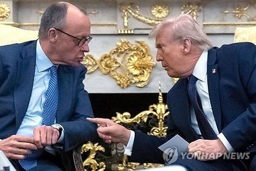 트럼프 미국 대통령(오른쪽)과 메르츠 독일 총리. AP 연합뉴스 자료사진