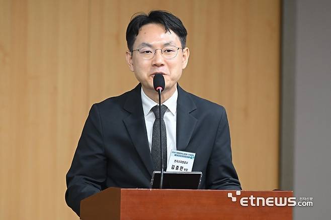 2026 기후테크이니셔티브 1차 토론회가 30일 서울 여의도 국회 의원회관에서 열렸다. 김충한 한국수자원공사 부장이 '스마트시티를 넘어 기후도시로'를 주제로 발제하고 있다.  이동근기자 foto@etnews.com