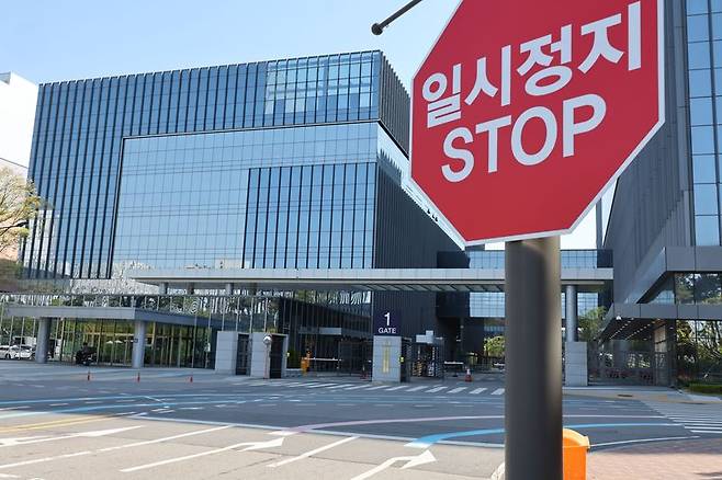 파업중인 삼성바이오3일 노동조합 전면 파업이 진행 중인 인천 연수구 삼성바이오로직스 공장에 적막감이 흐르고 있다. 삼성바이오로직스는 이번 파업으로 인한 손실이 최소 6400억원에 이를 것으로 추정하고 있다. 연합뉴스