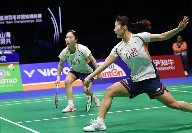 백하나(오른쪽)와 김혜정이 8일(현지 시간) 중국 칭다오의 콘손 체육관에서 열린 2026 배드민턴 아시아 남녀 단체선수권대회 여자부 결승 중국과 경기 2복식에서 지아이판-장슈셴 조와 경기하고 있다. 백하나-김혜정이 2-0(24-22 21-8)으로 이기고, 한국이 종합 3-0으로 승리하며 대회 첫 우승을 차지했다.뉴시스