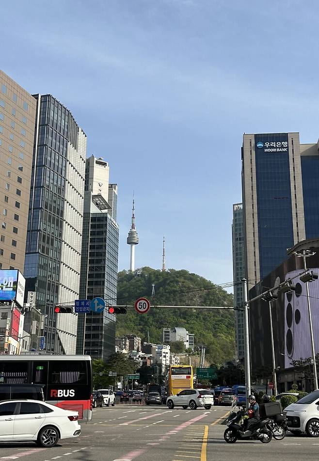 빌딩 사이로 남산이 보입니다. 건물과 건물 사이, 그 틈으로 산이 들어옵니다. 사이가 없었다면 보이지 않았을 것들입니다. 2026년 4월 서울 중구 남대문로3가. 박은지 제공