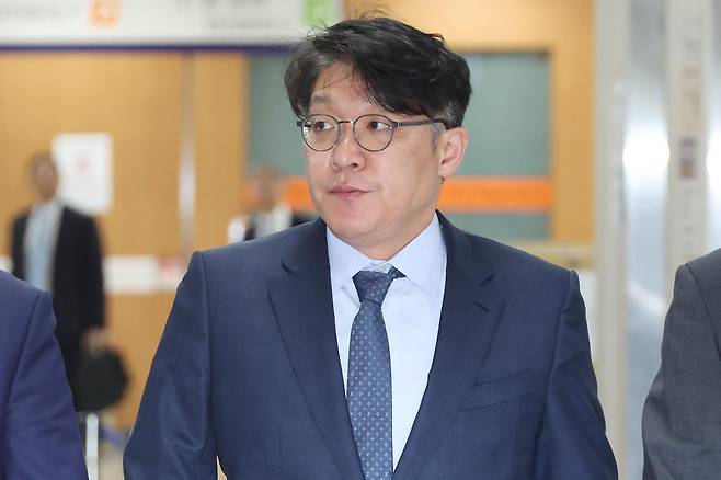 김상민 전 검사가 17일 오전 서울 서초구 서울중앙지방법원에서 열린 김건희 그림 청탁 혐의 관련 공판에 출석하고 있다. 2026.04.17. 사진공동취재단