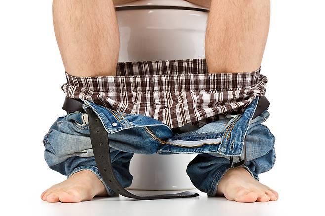단순히 휴식을 취하려고 오래 머무는 것이 아니라 실제 배변 시간이 길어지는 경우라면, 대장 건강 이상 신호일 수 있어 주의가 필요하다./사진=클립아트코리아