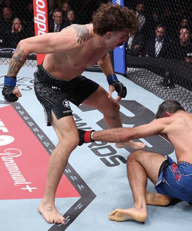 퀼런 살킬드(왼쪽)가 베닐 다리우쉬에게 타격을 가하는 모습. 사진=UFC