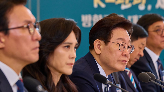 이부진 호텔신라 사장(한국방문의해위원장, 왼쪽 두 번째)이 지난 2월 25일 청와대에서 열린 확대 국가관광전략회의에 참석해 관광 산업 전환 방안을 논의하고 있다. (청와대)