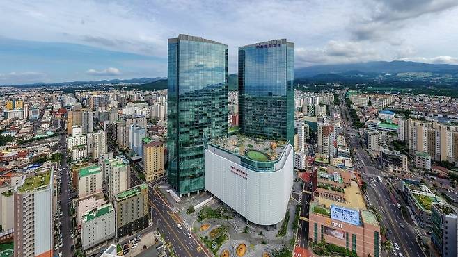 제주 드림타워 복합리조트 전경. 관광 수요가 일부 시설로 집중되는 구조가 형성돼 있다. (롯데관광개발 제공)