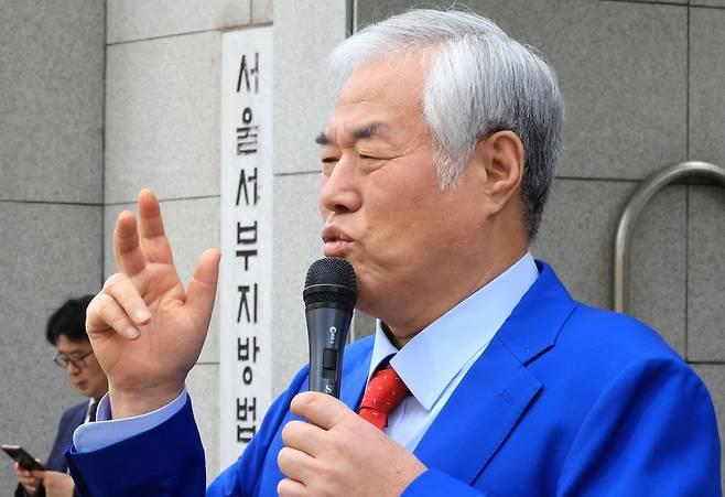 서울서부지법 난동 사태 배후로 지목돼 구속기소 뒤 보석으로 풀려난 전광훈 사랑제일교회 목사가 17일 마포구 서울서부지법에서 열린 재판에 출석하며 발언하고 있다. 연합뉴스